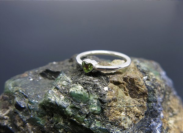 ANEL UNI CORAÇÃO COM PERIDOTO