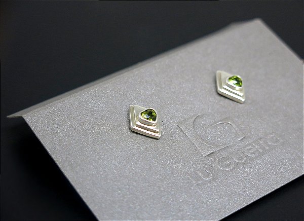BRINCO LOSANGO CORAÇÃO COM PERIDOTO