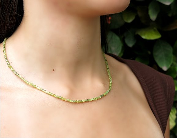 COLAR DELICADO COM PERIDOTO FACETADO