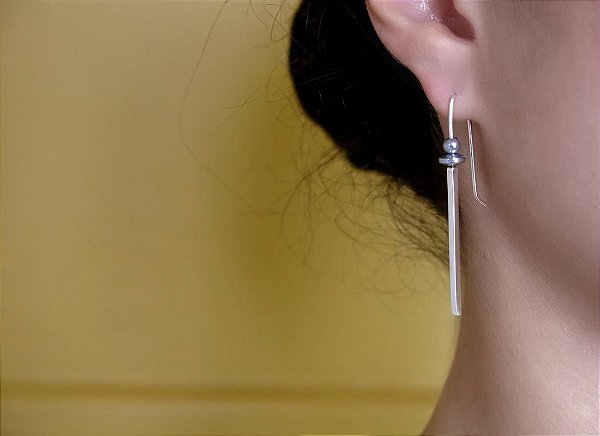 BRINCO RAYO PRATA E HEMATITA LONGO