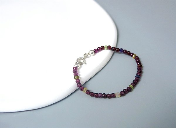 PULSEIRA INFANTIL GRANADA E PEDRAS VARIADAS