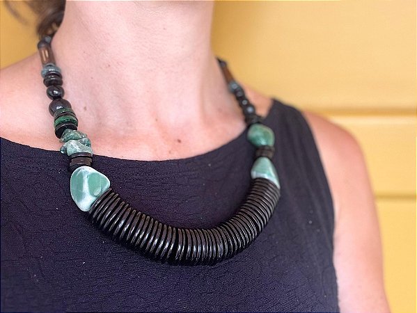 COLAR ÉTNICO QUARTZO VERDE E MADEIRAS DIVERSAS