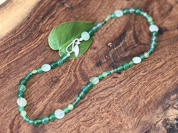 COLAR FOLHA COM QUARTZO VERDE