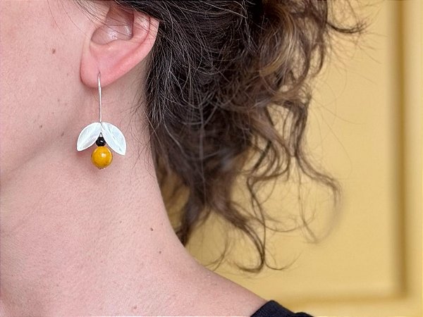 BRINCO FOLHA DE OUTONO AÇAÍ AMARELO AÇAÍ