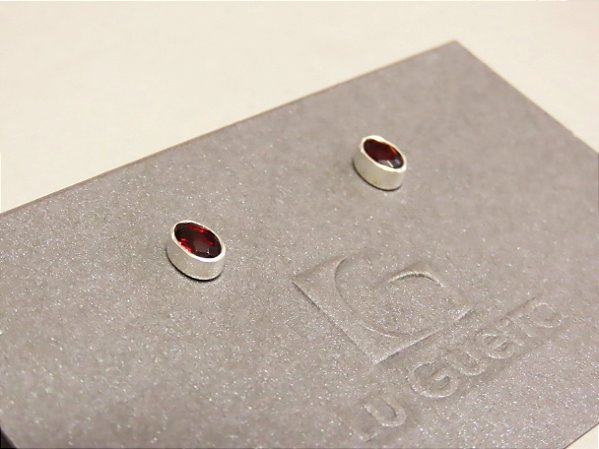 BRINCO PINO CAIXA GRANADA OVAL FACETADO GRANADA