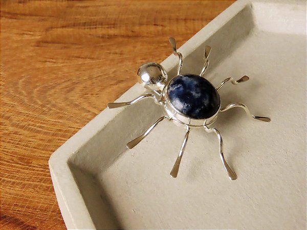 BROCHE ARANHA SODALITA LÁPIS LAZÚLI