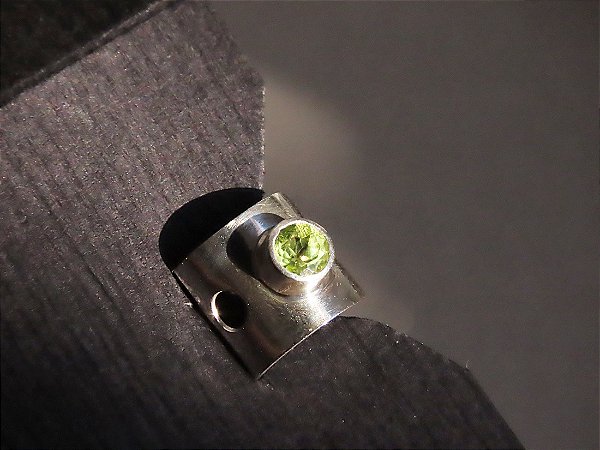 EAR CUFF PERIDOTO
