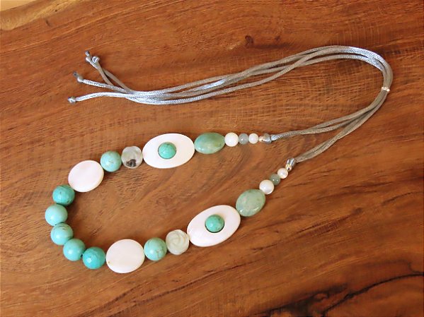 COLAR MADREPÉROLA E HOWLITA TURQUESA II