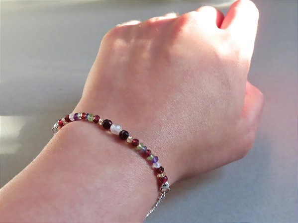 PULSEIRA LINA GRANADA, AMETISTA E PEDRAS VARIADAS