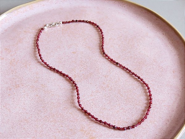 COLAR DELICADO GRANADA FACETADA