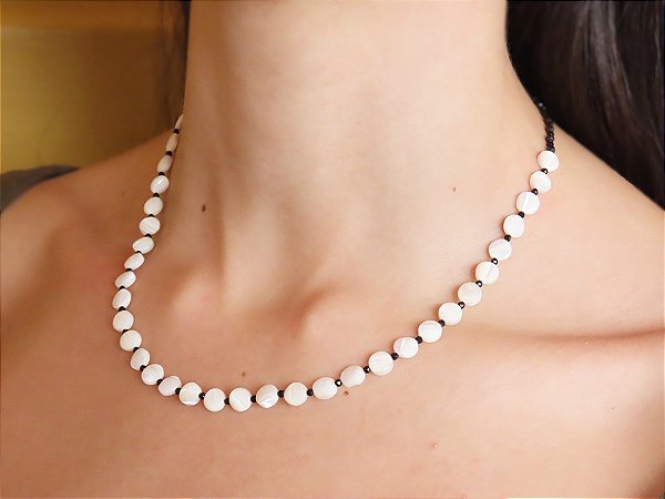 COLAR DELICADO ÁGATA E MADREPÉROLA