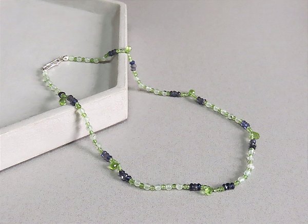 COLAR DELICADO PERIDOTO E SAFIRA