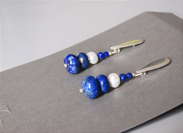 BRINCO TRILOGIA GOTA LÁPIS LAZULI E PÉROLA BIWA