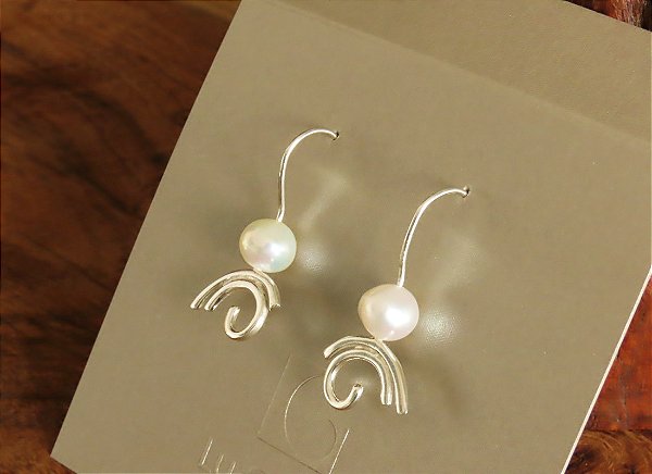 BRINCO GRAFISMO GANCHO PÉROLA BIWA