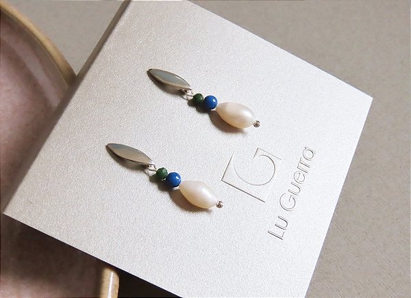 BRINCO NAVETE TRILOGIA PÉROLA E PEDRAS VARIADAS