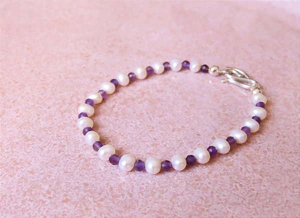 PULSEIRA DELICADA PÉROLA E AMETISTA PEROLA E PEDRA