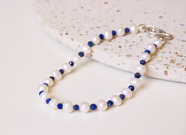 PULSEIRA DELICADA PÉROLA BIWA E LÁPIS LAZULI