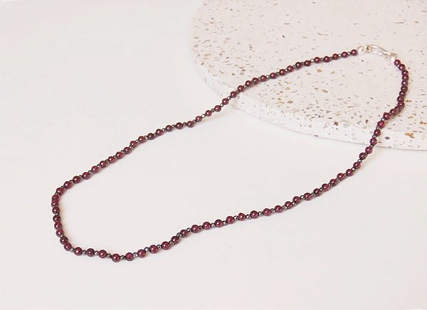 COLAR DELICADO HEMATITA E GRANADA