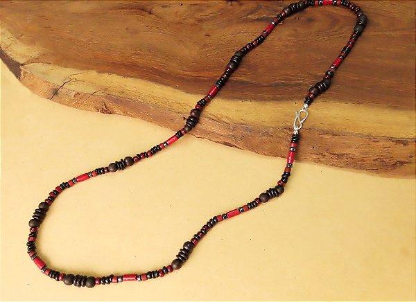 COLAR ÉTNICO LÚDICO HEMATITA E MADEIRAS DIVERSAS