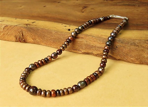 COLAR PÉROLA BIWA NEGRA E GRANADA