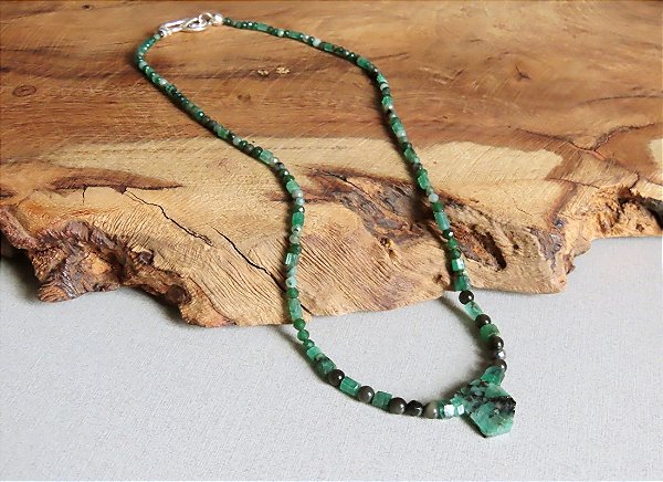 COLAR DELICADO PINGENTE ESMERALDA