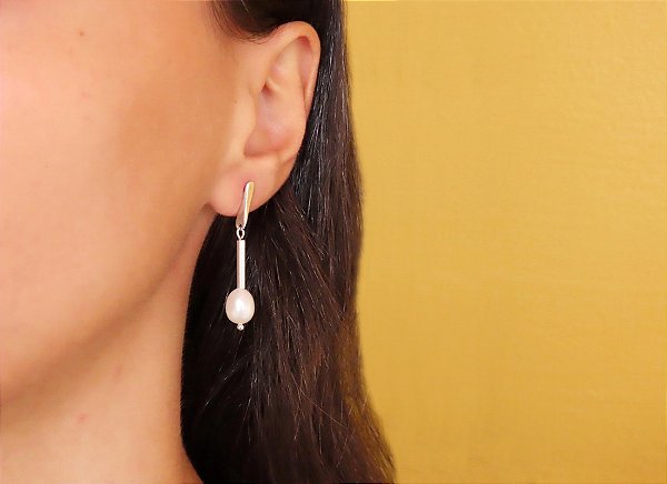 BRINCO EXCLAMAÇÃO PÊNDULO PÉROLA BIWA