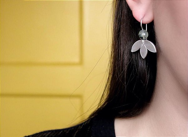 BRINCO GANCHO FLOR DE LÓTUS PREHNITA FACETADA