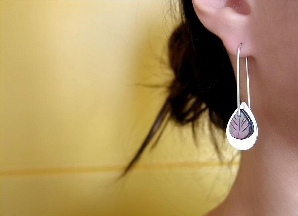 BRINCO MARINA FOLHA MADREPÉROLA CINZA