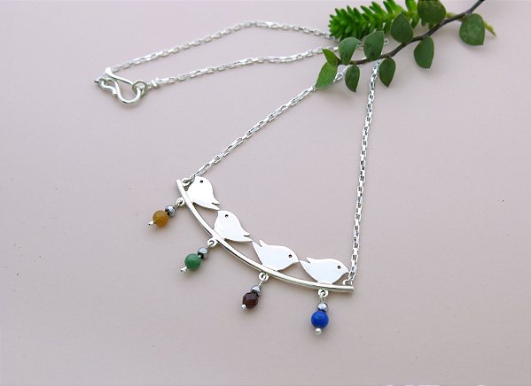 COLAR MEUS 4 PASSARINHOS PEDRAS DIVERSAS