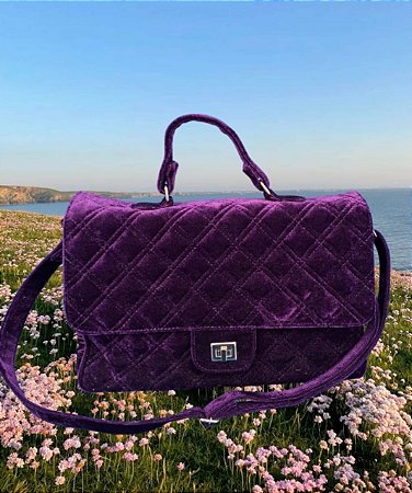 Bolsa de veludo matelassê cor berinjela.