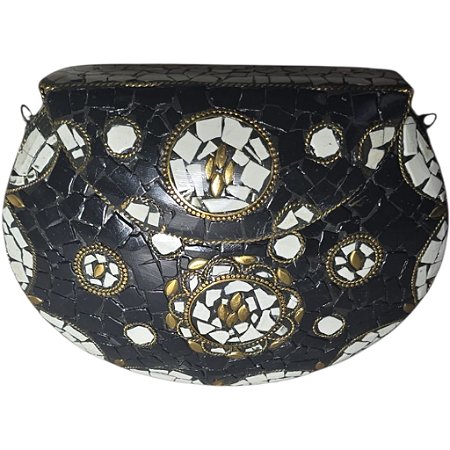 Bolsa preta pequena.