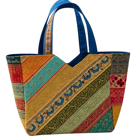 Bolsa floral com detalhes dourado.