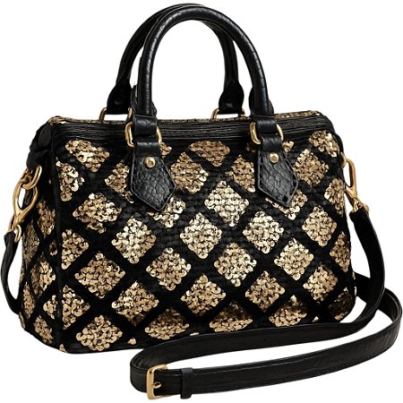 Bolsa preta com dourado.