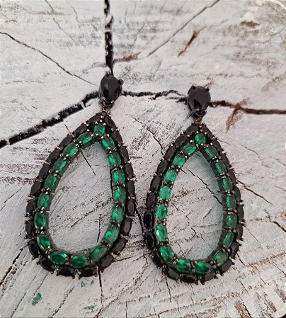 Brinco com pedra verde e preto.