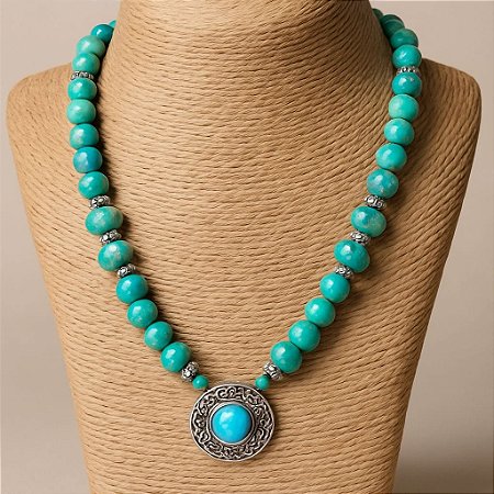 Colar azul com medalha