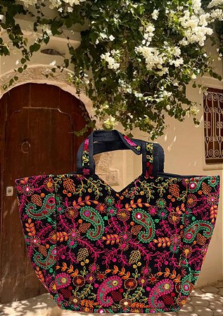 Bolsa de tecido bordado floral e paisley