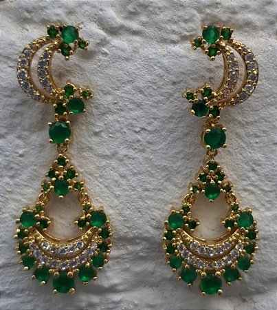 Brinco dourado com pedras verdes e brilhante