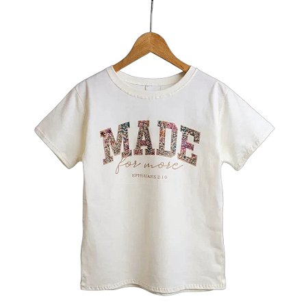 Camiseta com frase bíblica.