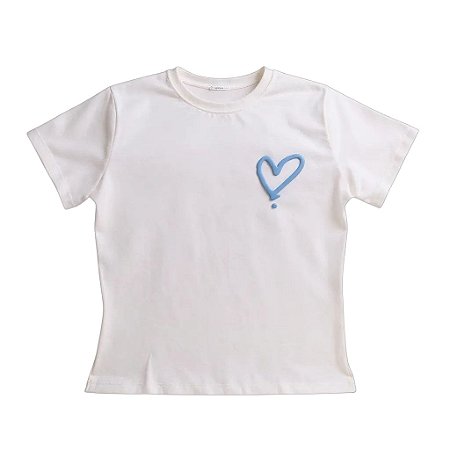 Camiseta com coração azul.