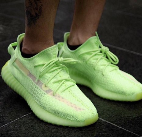 yeezy brilha no escuro