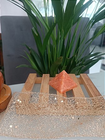 Pirâmide de Calcita Laranja – Energia, Vitalidade e Clareza Emocional