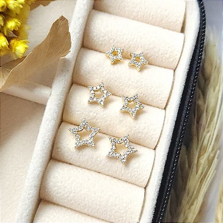 Trio de brincos de estrela vazada e cravejada com zircônias folheado em ouro 18k
