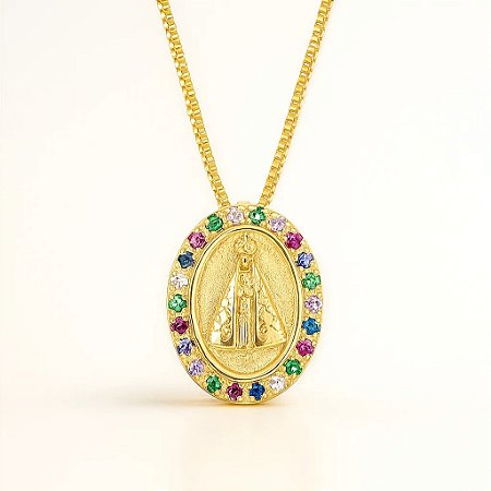 Colar com Medalha de Nossa Senhora Cravejado com Zircônias Coloridas Folheado em Ouro 18k