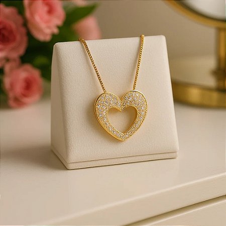 Colar de coração cravejado com zircônia folheado em ouro 18k