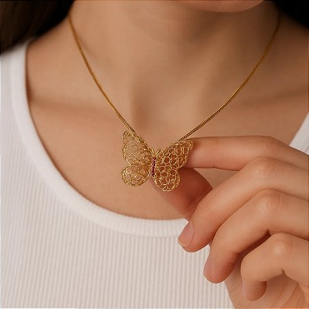 Colar com borboleta cravejada folheada em ouro 18k