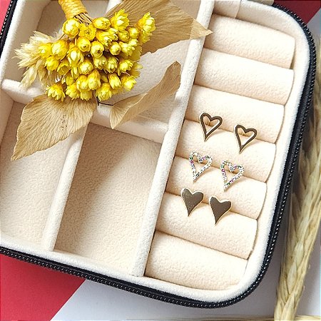 Trio de brincos com coração e zircônia colorida folheado em ouro 18k