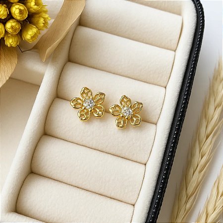 Brinco de flor com pedra de zircônia folheado em ouro 18k
