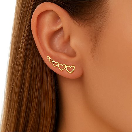 Brinco Ear Cuff com pequenos corações vazados folheado em Ouro 18k