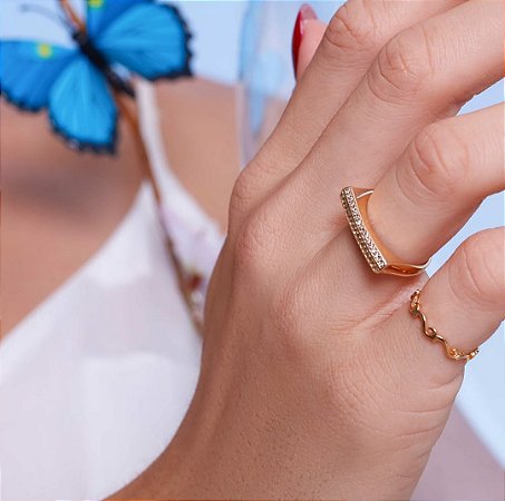 Anel Retangular com Pedras em Zircônias Folheado a Ouro 18k