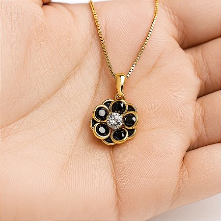 Colar Flor Elegante com Pedras Pretas Banhado a Ouro 18k